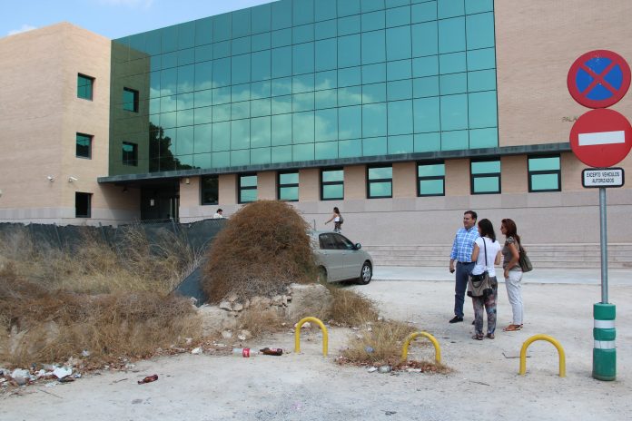 principal-el-ayuntamiento-de-san-vicente-acondicionara-el-solar-frente-a-los-juzgados-con-mas-de-60-plazas-de-aparcamiento-y-la-mejora-del-acceso-es