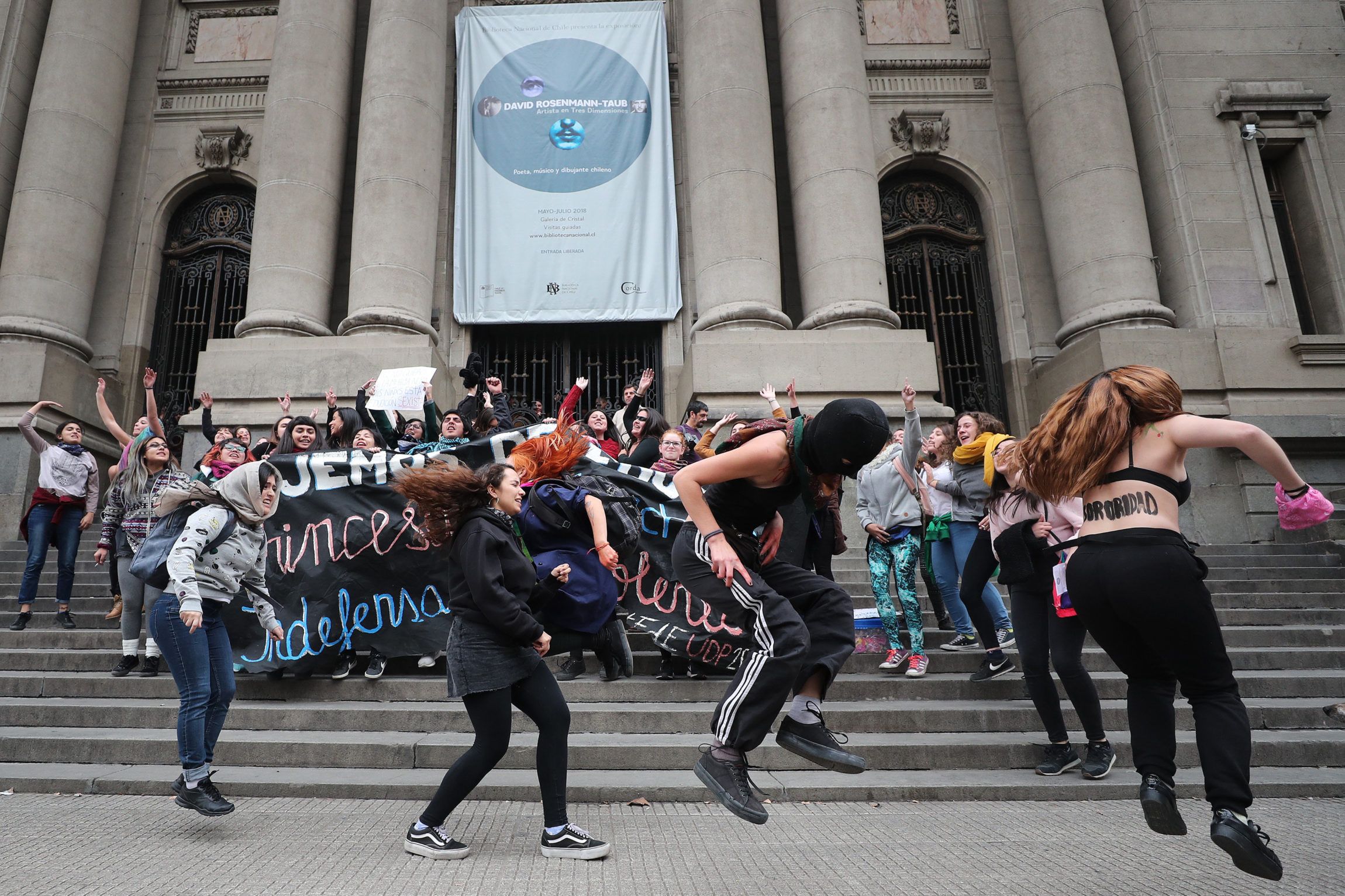 Una marcha contra la violencia machista congrega a miles en Santiago de ...