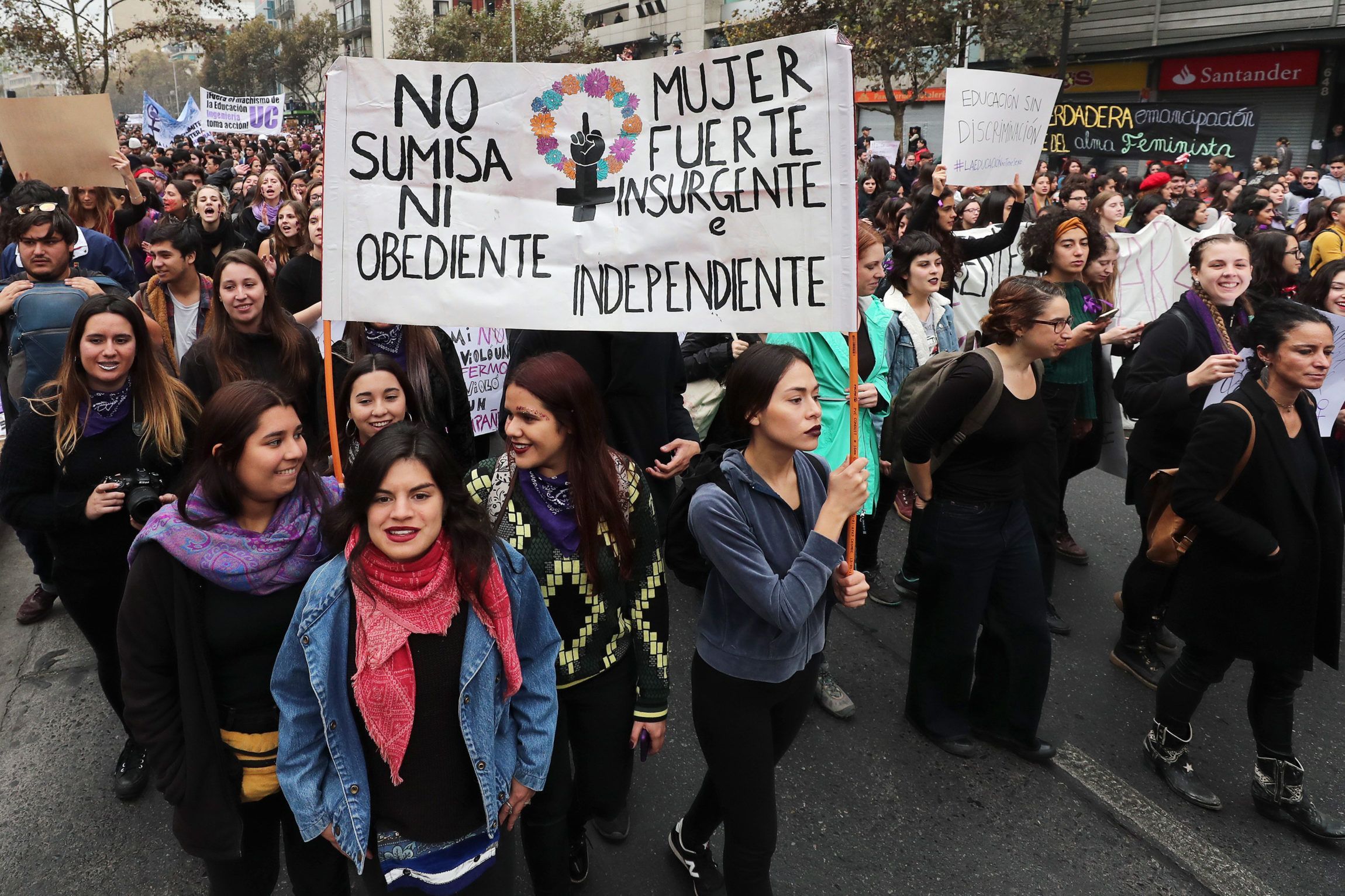 Una marcha contra la violencia machista congrega a miles en Santiago de ...