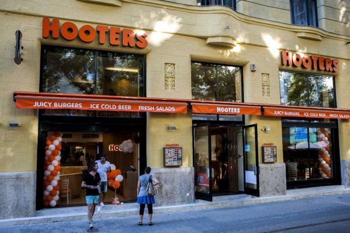 INAUGURAN PRIMER RESTAURANTE HOOTERS EN BUDAPEST